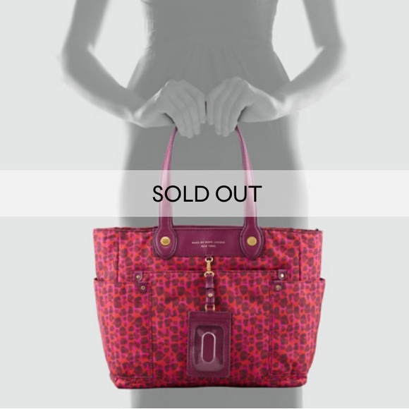 SOLD OUT Bergdoff Goodman Marc Marc Jacobs
Isa-Print Clara Tote - Picture 2 of 15